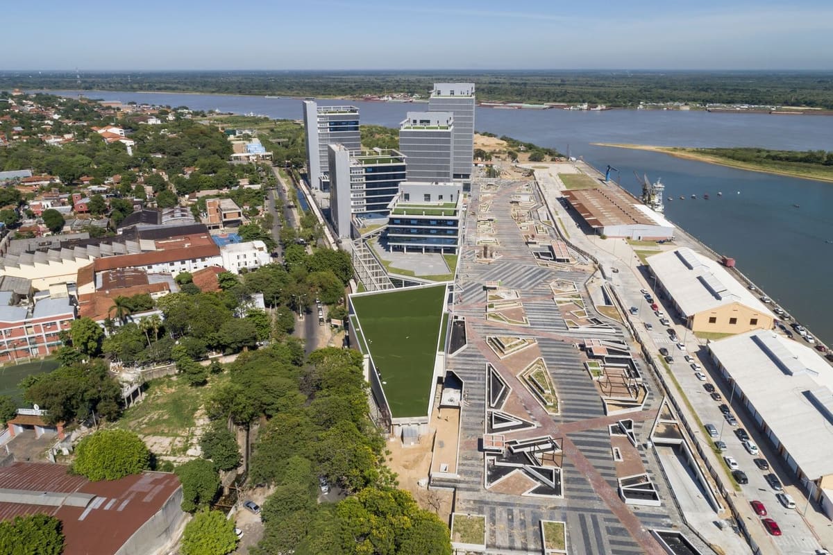 Vista aérea de la costanera de Asunción con las torres de oficinas del gobierno